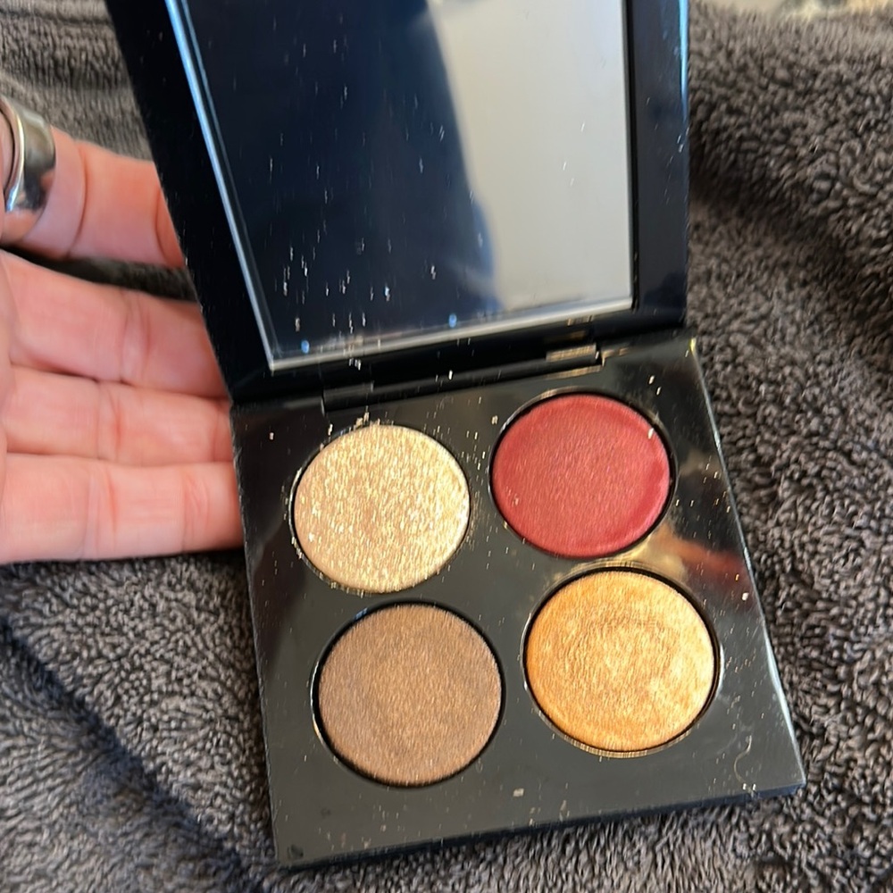 Elegant Black and Gold Eyeshadow Palette - Picture 2 of 4